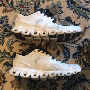 On cloud women’s cloud X- white and black